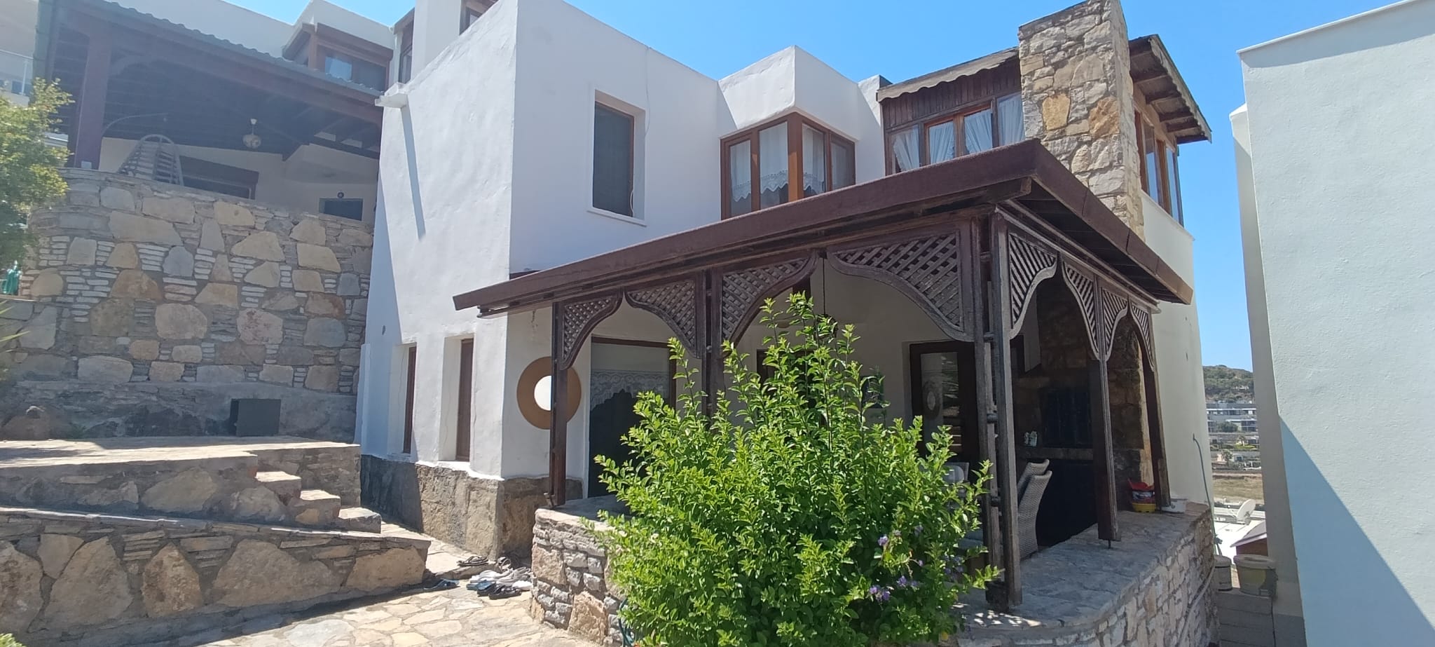BODRUM GÜMÜŞLÜKTE FUUL DENİZ MANZARALI ŞÖMİNELİ 3+1 VİLLA.