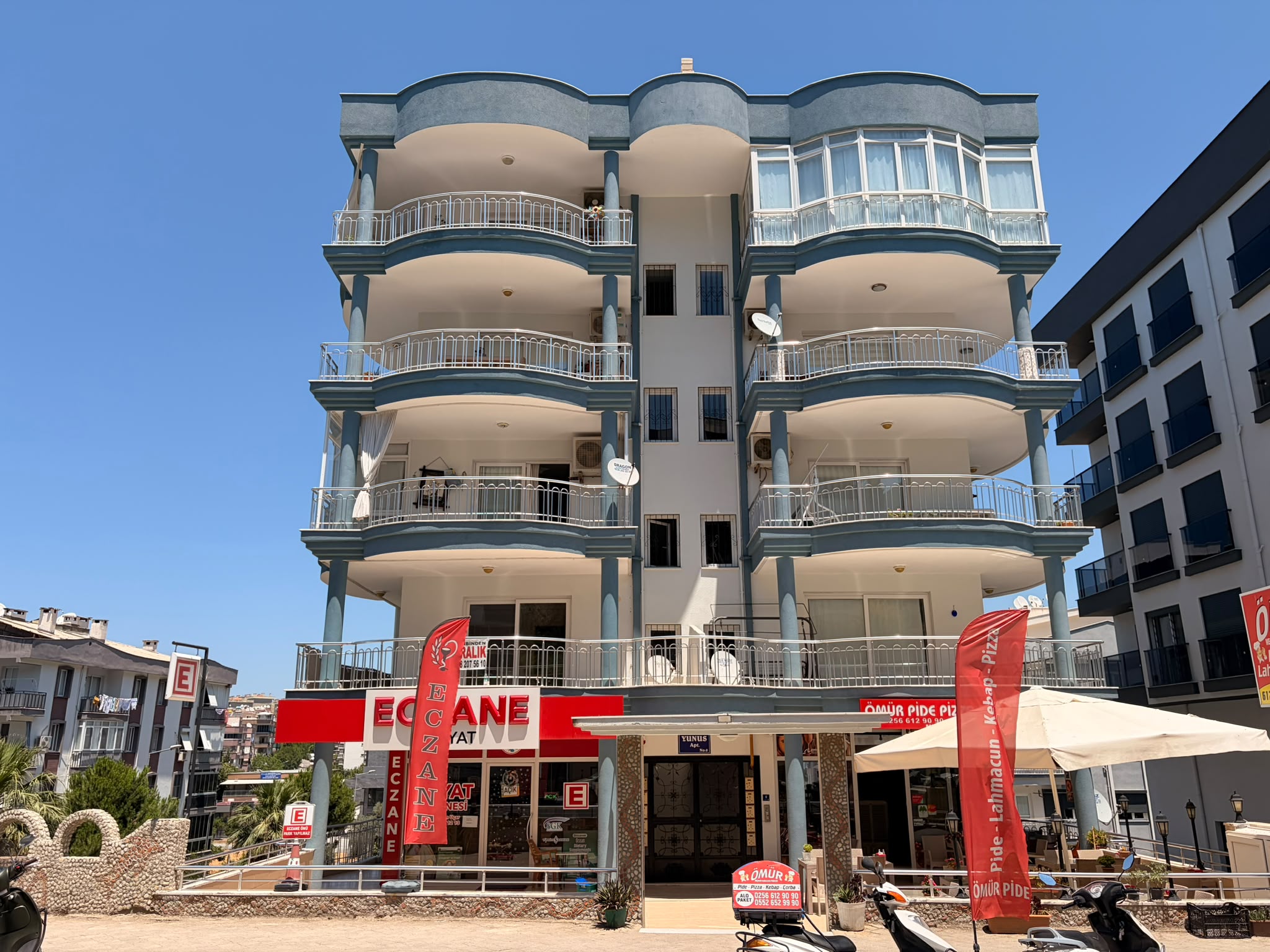 Kuşadası Merkezde Bahçeli ve Teraslı Satılık 3+1 Daire
